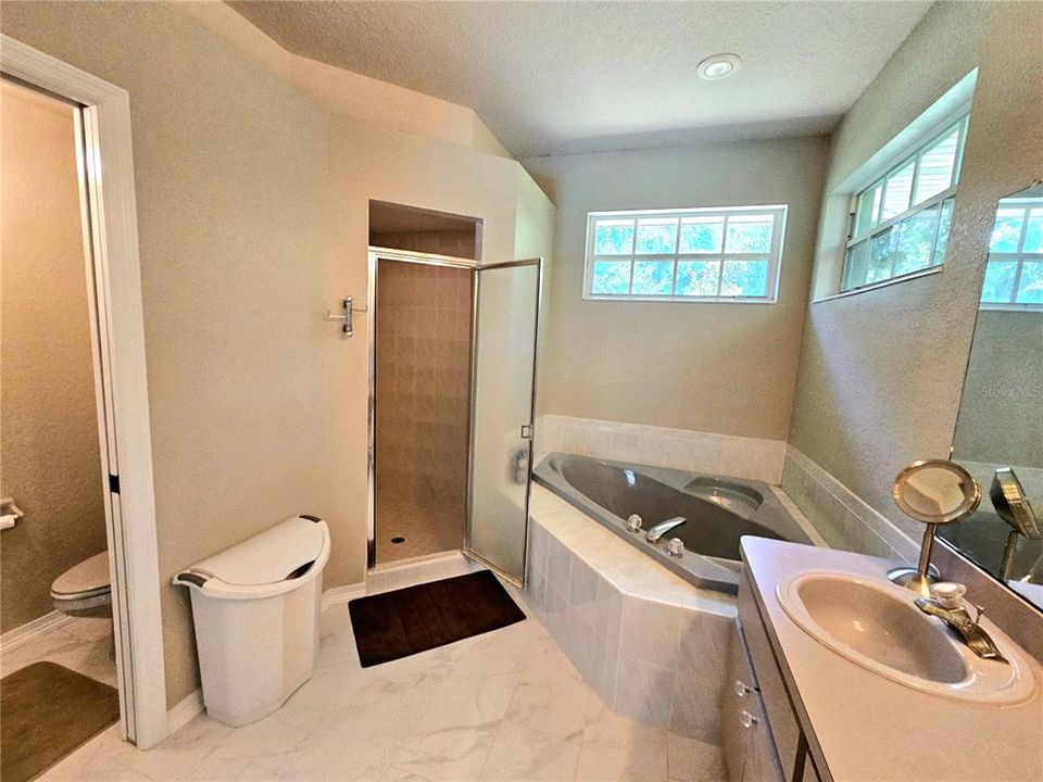 合同活跃: $595,000 (3 贝兹, 3 浴室, 2261 平方英尺)