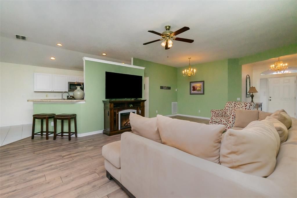 Под контрактом: $313,595 (3 спален, 2 ванн, 1565 Квадратных фут)