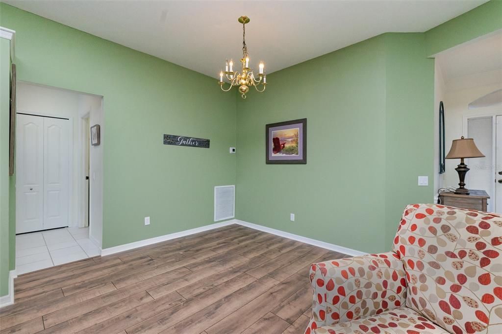 Под контрактом: $313,595 (3 спален, 2 ванн, 1565 Квадратных фут)