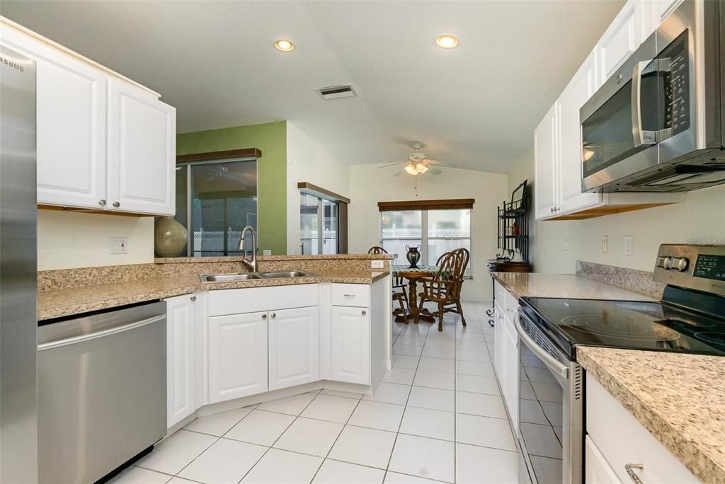 Под контрактом: $313,595 (3 спален, 2 ванн, 1565 Квадратных фут)