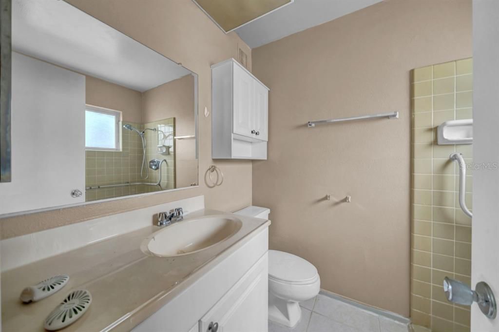 合同活跃: $220,000 (3 贝兹, 2 浴室, 1662 平方英尺)