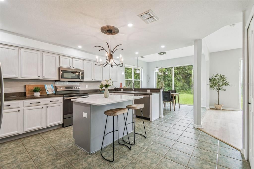 На продажу: $579,900 (5 спален, 3 ванн, 3307 Квадратных фут)