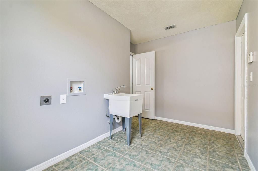 На продажу: $579,900 (5 спален, 3 ванн, 3307 Квадратных фут)