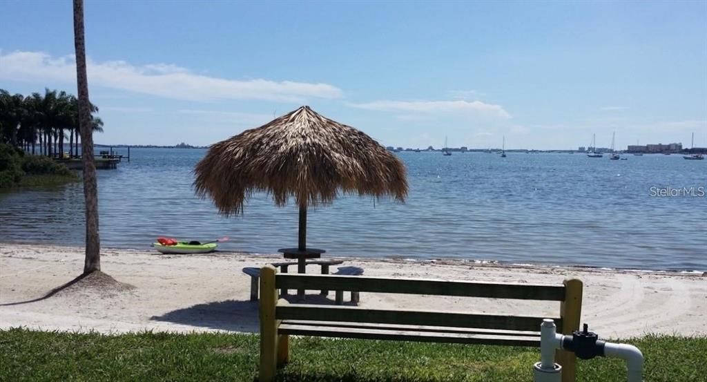 Под контрактом: $179,999 (1 спален, 1 ванн, 787 Квадратных фут)