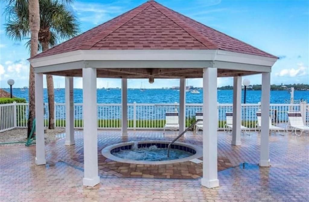 Под контрактом: $179,999 (1 спален, 1 ванн, 787 Квадратных фут)