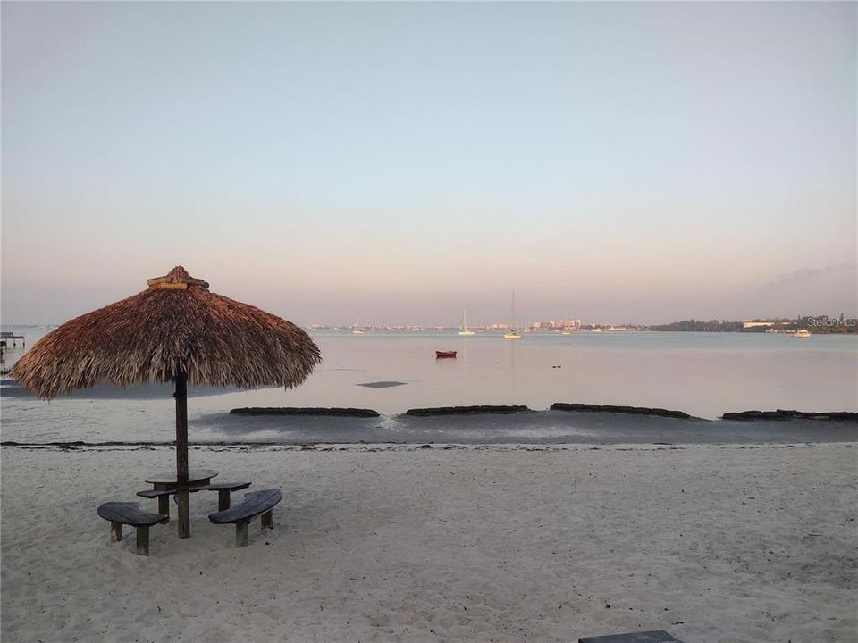 Под контрактом: $179,999 (1 спален, 1 ванн, 787 Квадратных фут)