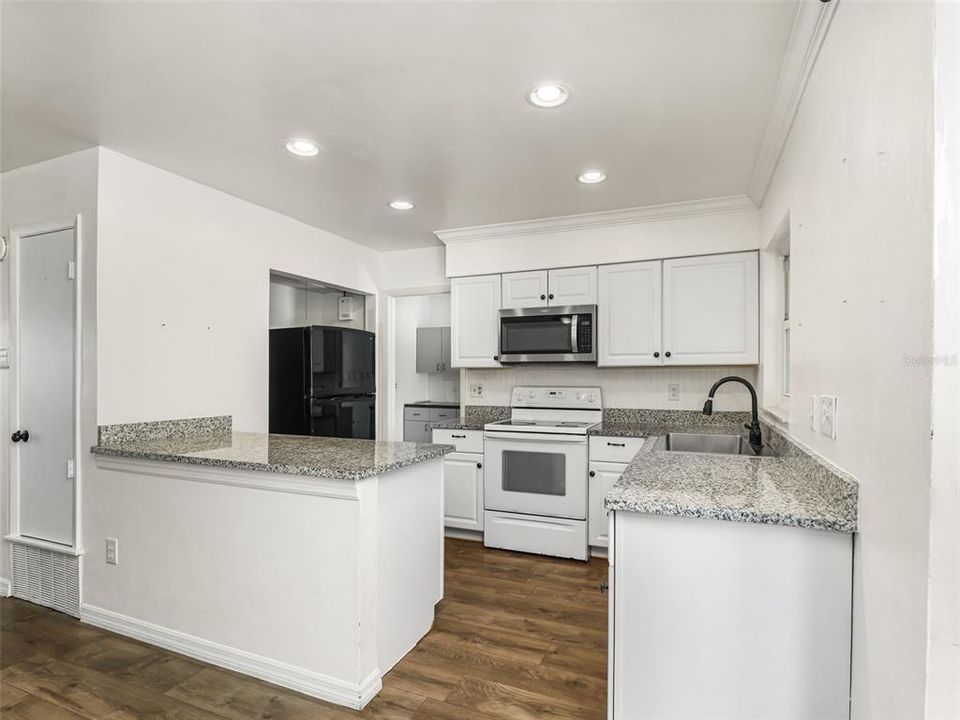 Active With Contract: $200,000 (2 beds, 1 baths, 1254 Square Feet)