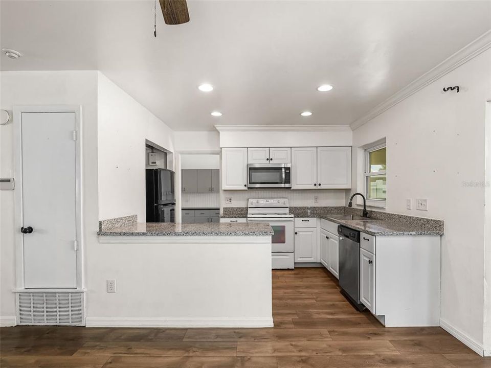 Active With Contract: $200,000 (2 beds, 1 baths, 1254 Square Feet)