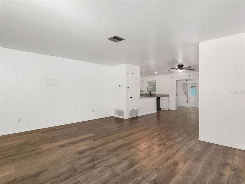 Active With Contract: $200,000 (2 beds, 1 baths, 1254 Square Feet)