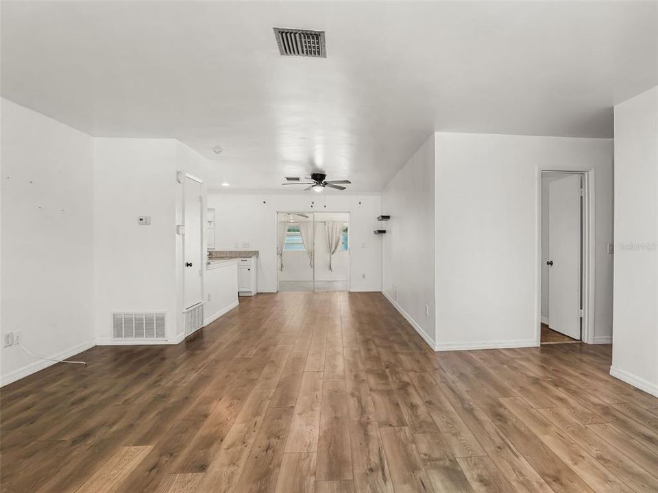 Active With Contract: $200,000 (2 beds, 1 baths, 1254 Square Feet)