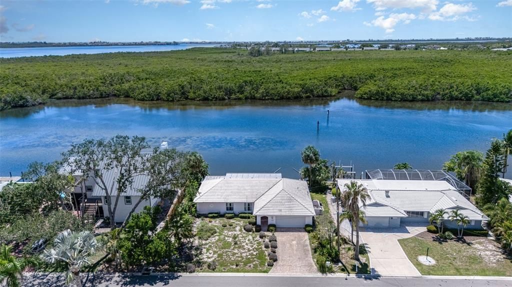 Под контрактом: $775,000 (2 спален, 2 ванн, 2100 Квадратных фут)