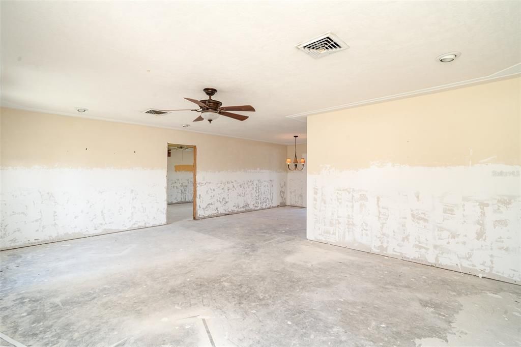 Под контрактом: $775,000 (2 спален, 2 ванн, 2100 Квадратных фут)