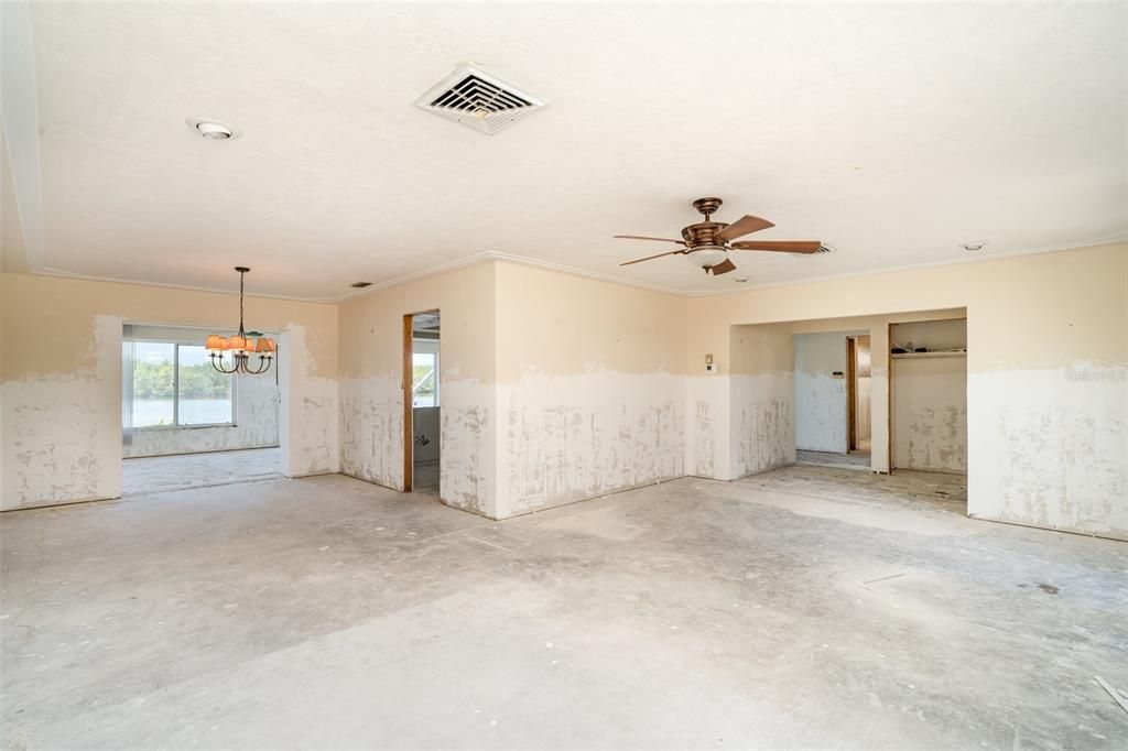 Под контрактом: $775,000 (2 спален, 2 ванн, 2100 Квадратных фут)