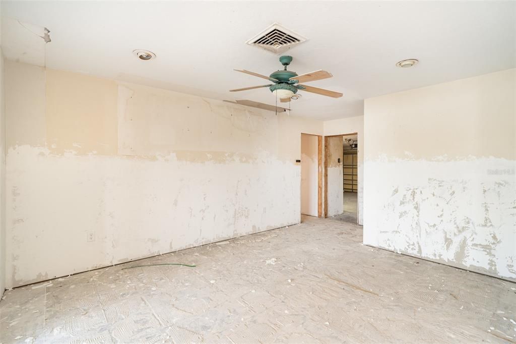 Под контрактом: $775,000 (2 спален, 2 ванн, 2100 Квадратных фут)