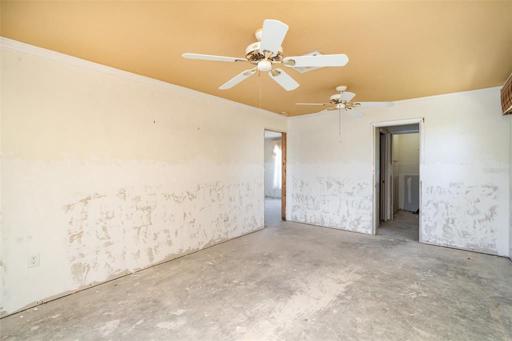 Под контрактом: $775,000 (2 спален, 2 ванн, 2100 Квадратных фут)