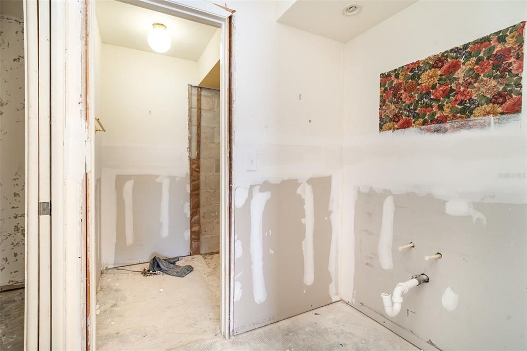 Под контрактом: $775,000 (2 спален, 2 ванн, 2100 Квадратных фут)