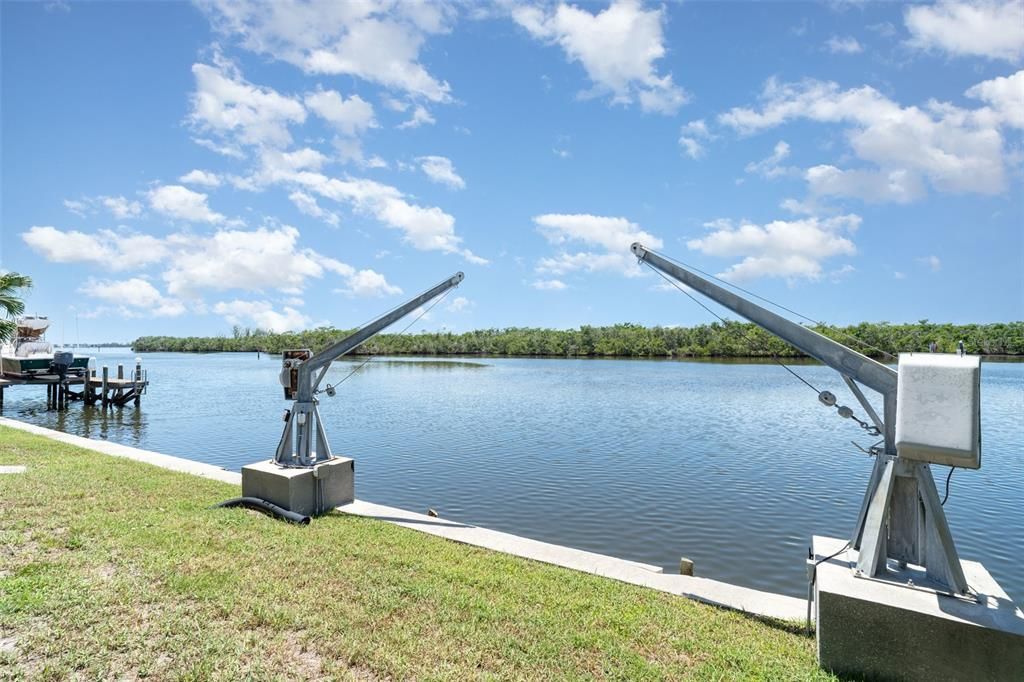 Под контрактом: $775,000 (2 спален, 2 ванн, 2100 Квадратных фут)