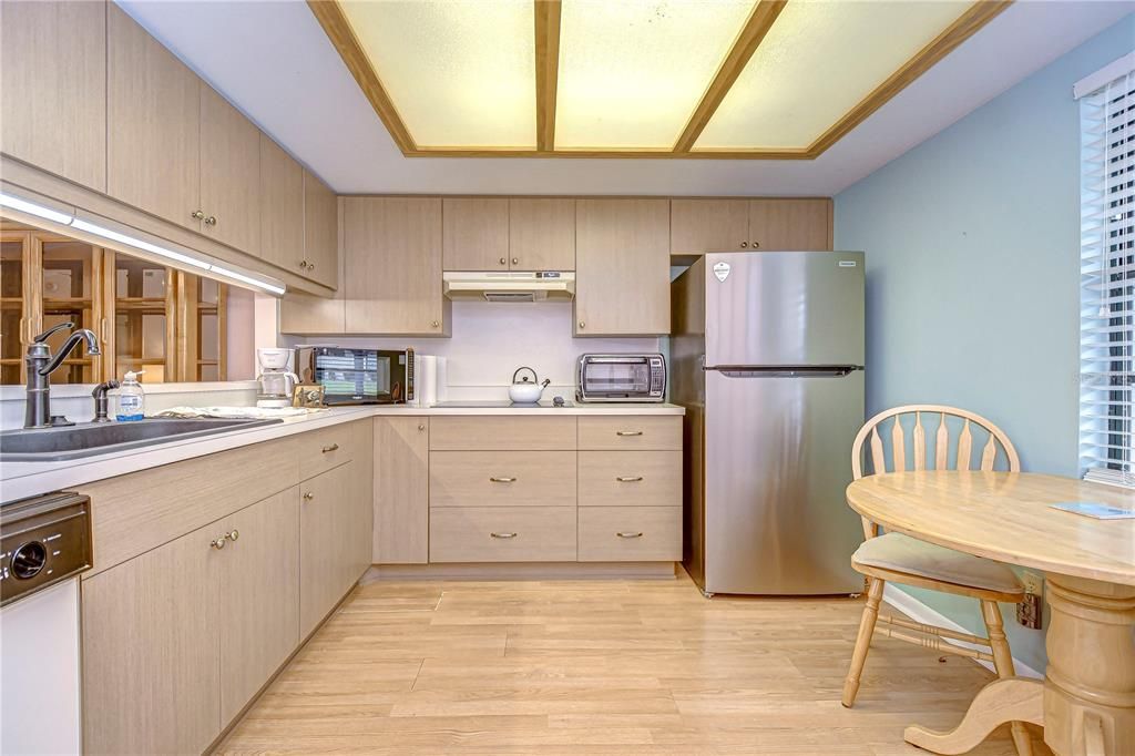 На продажу: $159,900 (2 спален, 2 ванн, 1094 Квадратных фут)