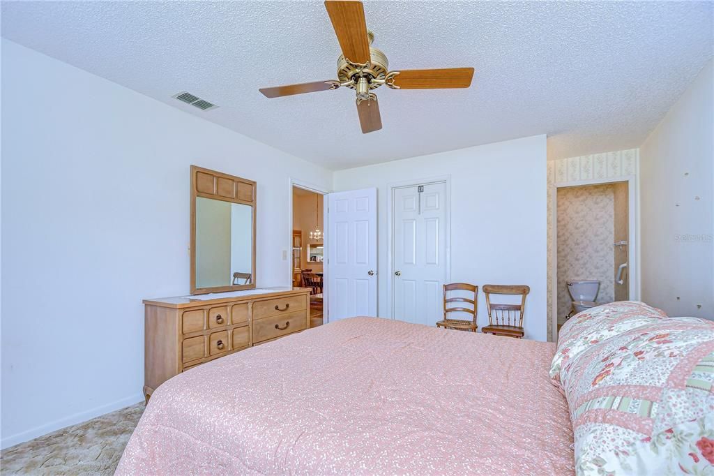 На продажу: $159,900 (2 спален, 2 ванн, 1094 Квадратных фут)