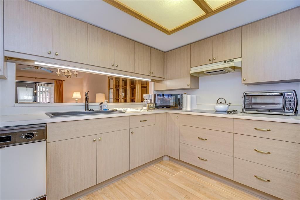 На продажу: $159,900 (2 спален, 2 ванн, 1094 Квадратных фут)