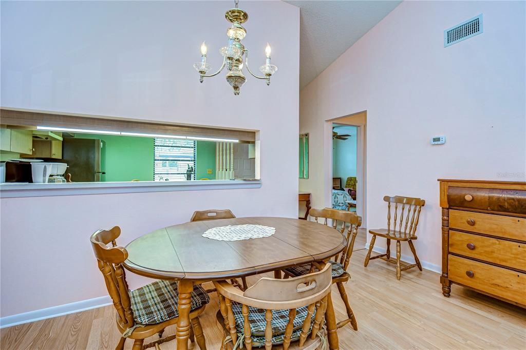 На продажу: $159,900 (2 спален, 2 ванн, 1094 Квадратных фут)