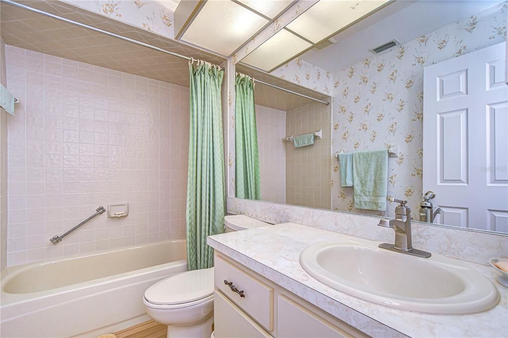 На продажу: $159,900 (2 спален, 2 ванн, 1094 Квадратных фут)