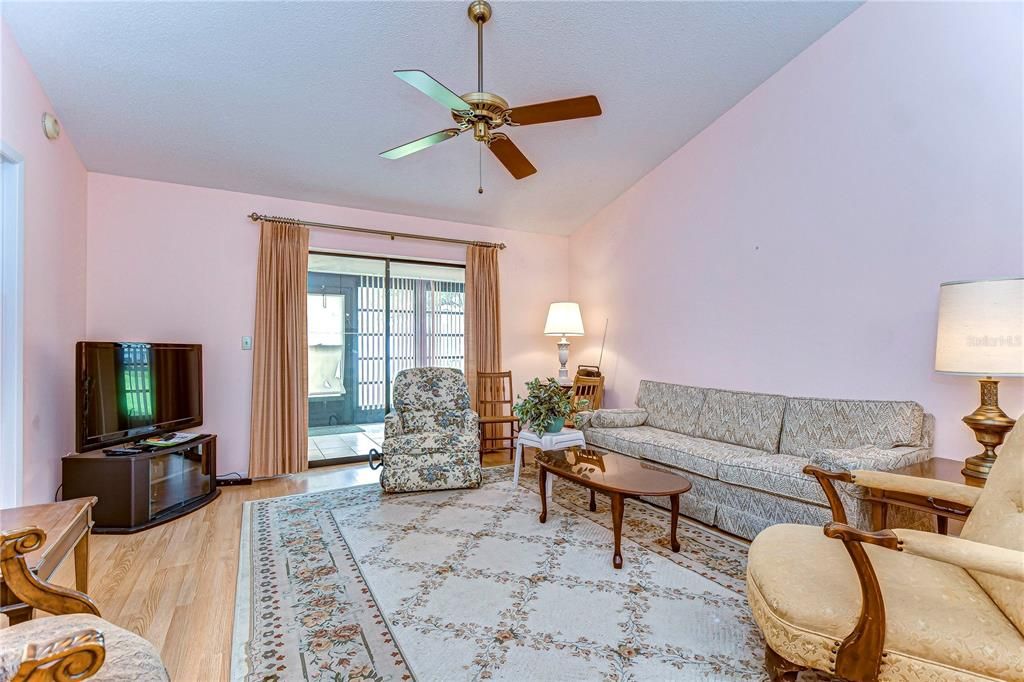 На продажу: $159,900 (2 спален, 2 ванн, 1094 Квадратных фут)