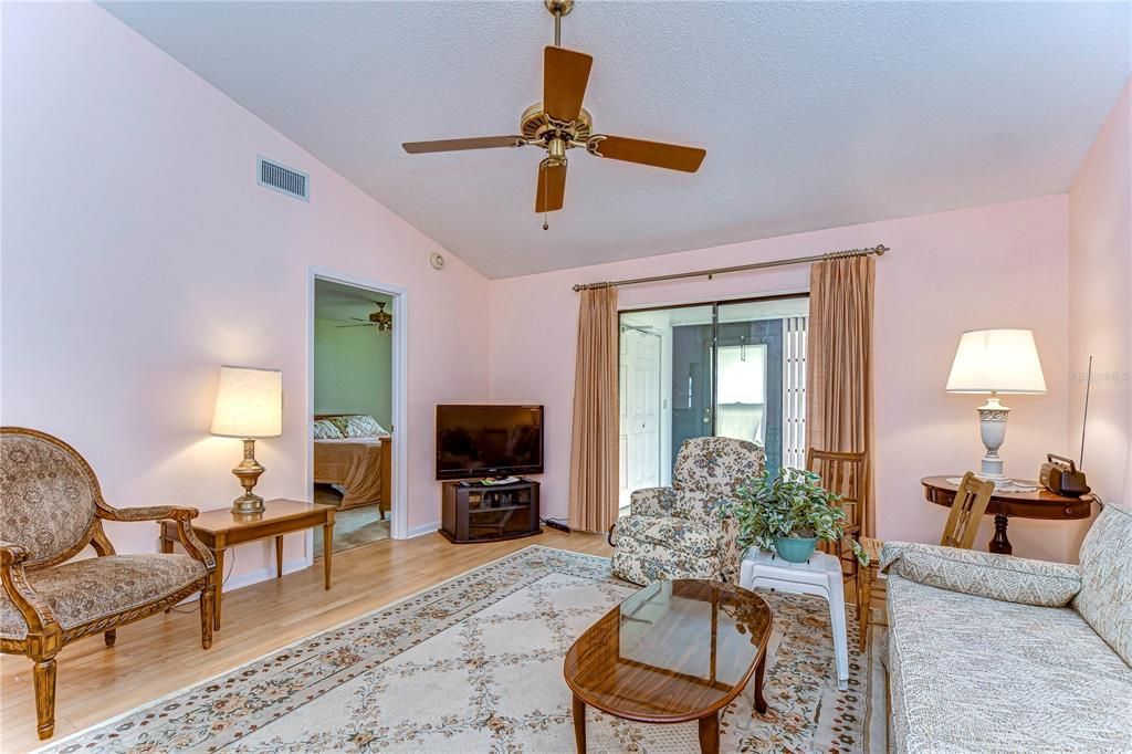 На продажу: $159,900 (2 спален, 2 ванн, 1094 Квадратных фут)