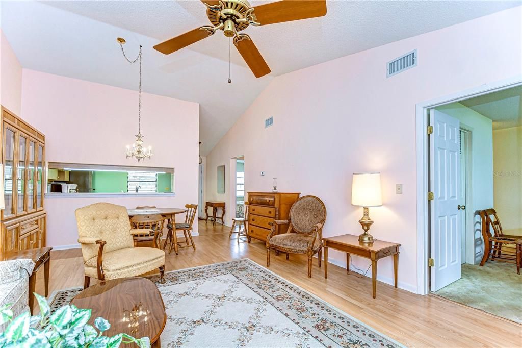 На продажу: $159,900 (2 спален, 2 ванн, 1094 Квадратных фут)