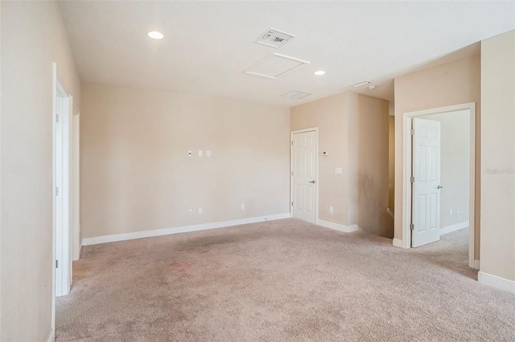 Activo con contrato: $465,000 (4 camas, 3 baños, 2583 Pies cuadrados)