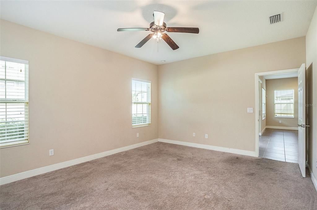 Activo con contrato: $465,000 (4 camas, 3 baños, 2583 Pies cuadrados)