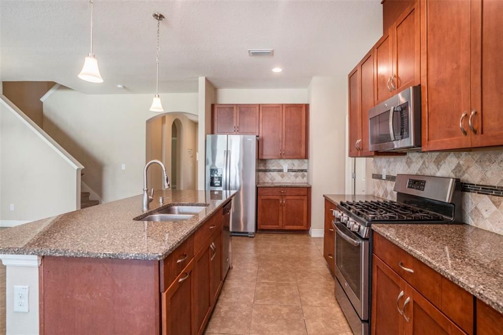 Activo con contrato: $465,000 (4 camas, 3 baños, 2583 Pies cuadrados)