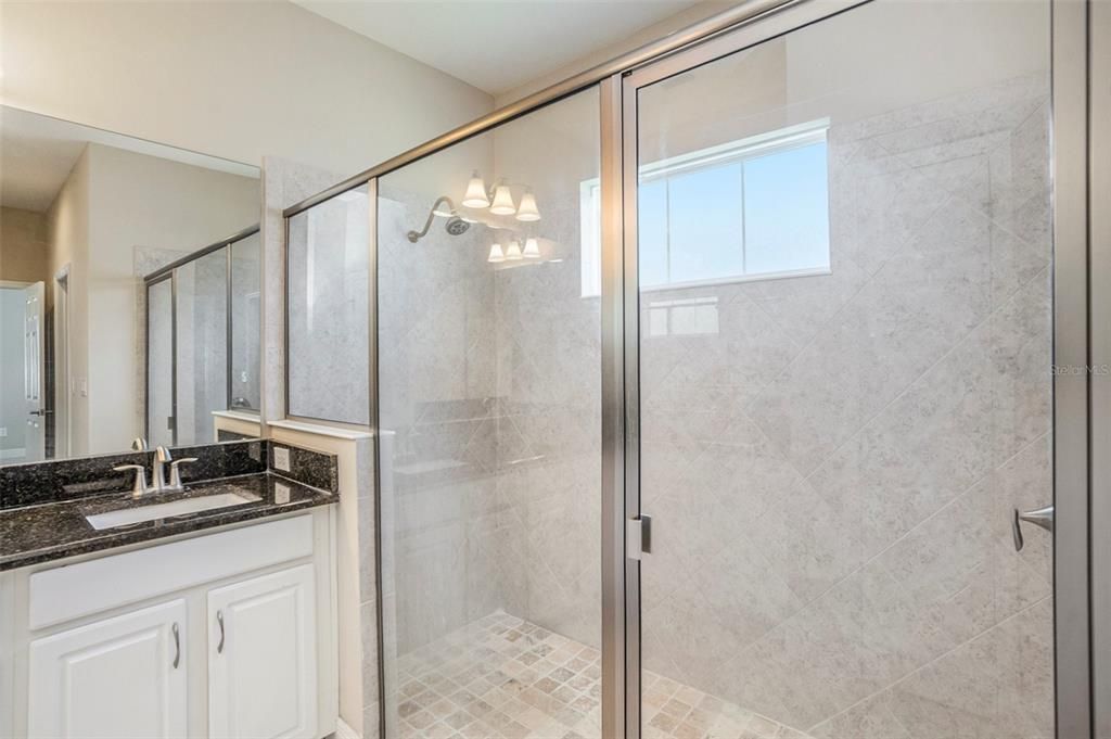 Activo con contrato: $465,000 (4 camas, 3 baños, 2583 Pies cuadrados)