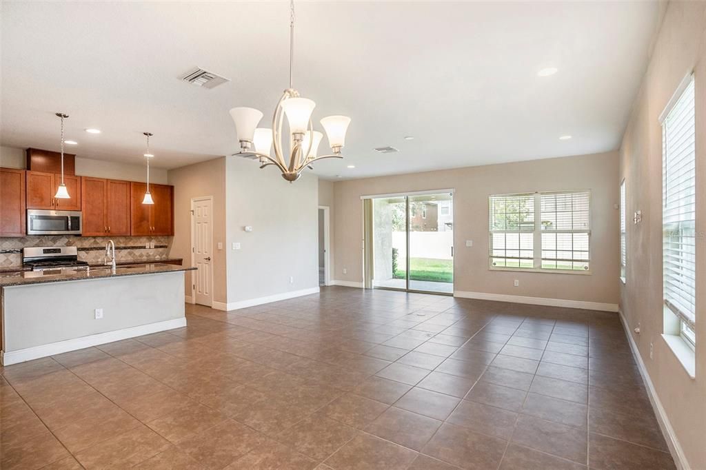 Activo con contrato: $465,000 (4 camas, 3 baños, 2583 Pies cuadrados)