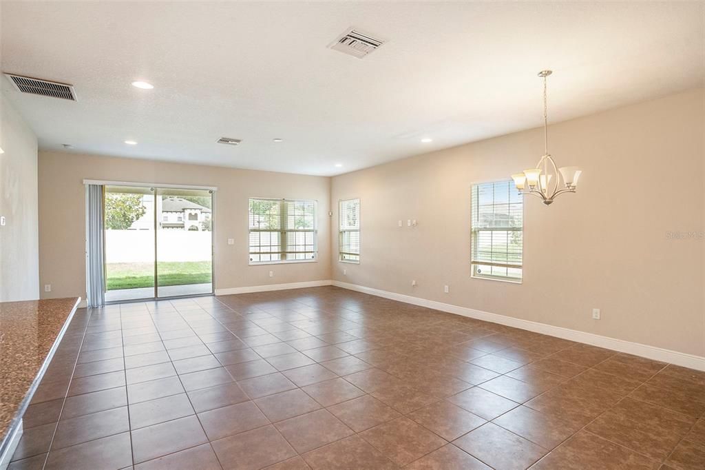 Activo con contrato: $465,000 (4 camas, 3 baños, 2583 Pies cuadrados)