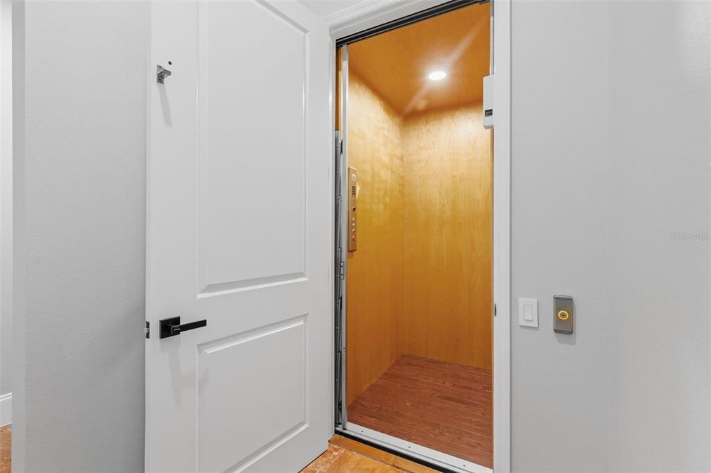 For Sale: $1,998,900 (6 beds, 6 baths, 6196 Square Feet)