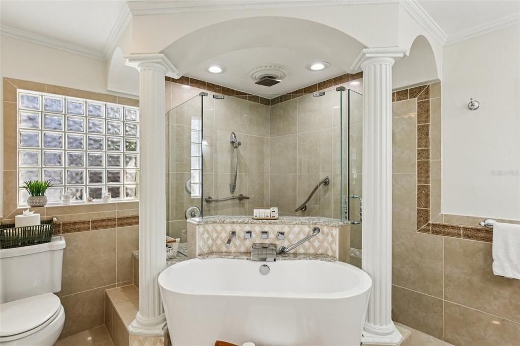 Activo con contrato: $1,350,000 (4 camas, 3 baños, 2378 Pies cuadrados)