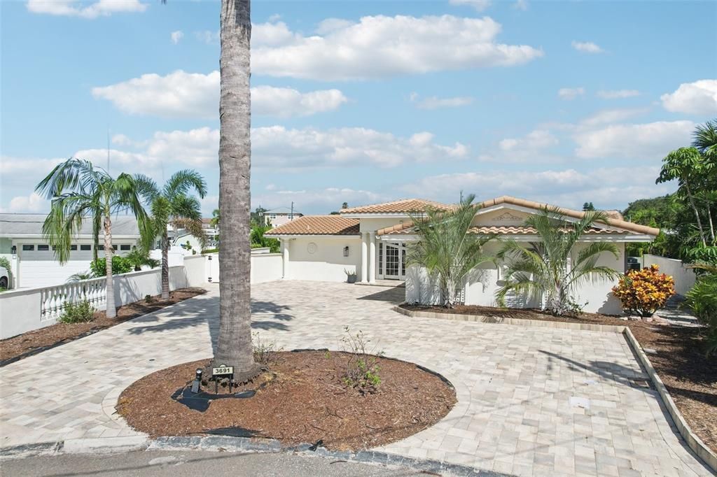 Activo con contrato: $1,350,000 (4 camas, 3 baños, 2378 Pies cuadrados)