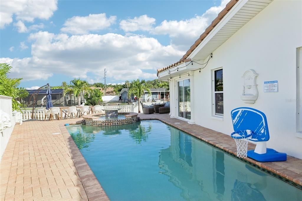 Activo con contrato: $1,350,000 (4 camas, 3 baños, 2378 Pies cuadrados)