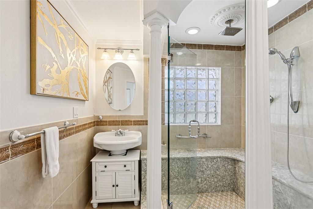 Activo con contrato: $1,350,000 (4 camas, 3 baños, 2378 Pies cuadrados)