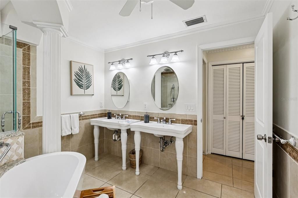 Activo con contrato: $1,350,000 (4 camas, 3 baños, 2378 Pies cuadrados)