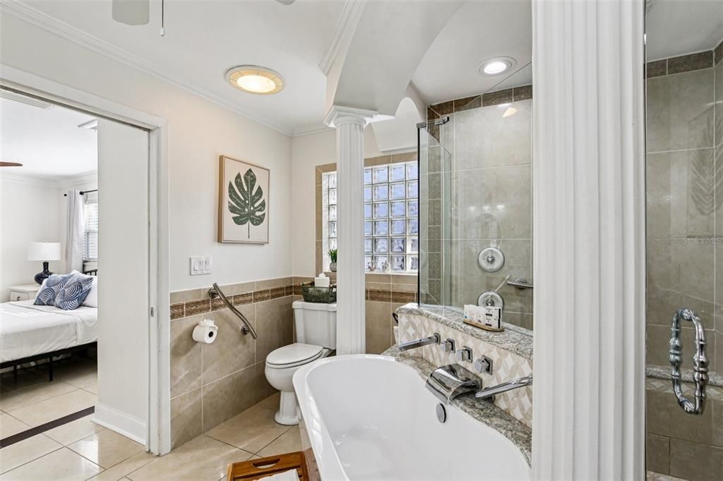 Activo con contrato: $1,350,000 (4 camas, 3 baños, 2378 Pies cuadrados)