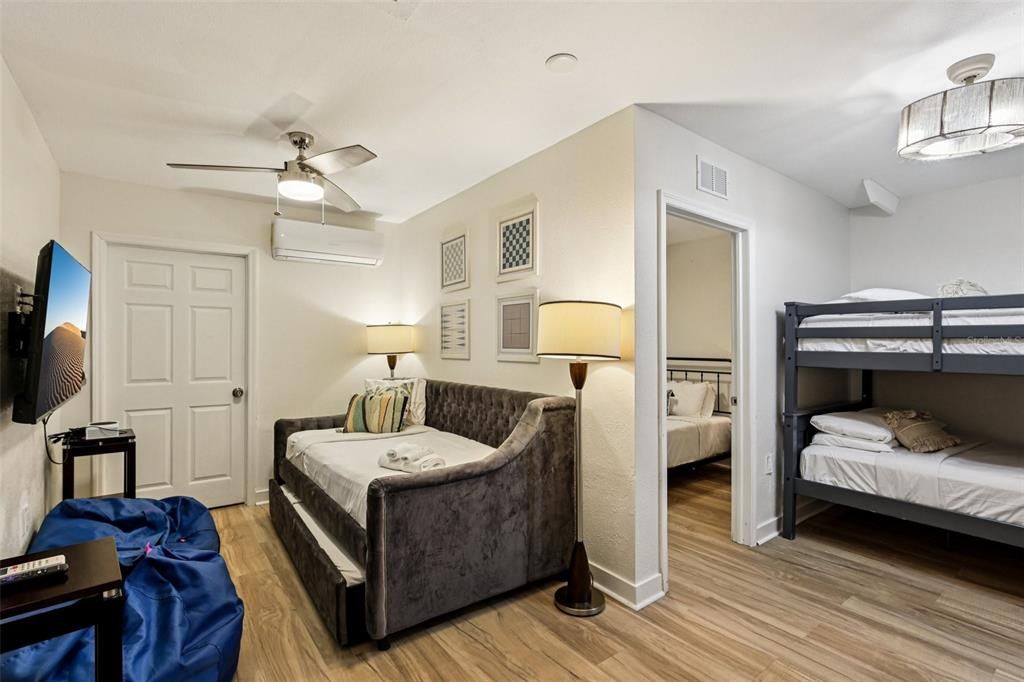 Activo con contrato: $1,350,000 (4 camas, 3 baños, 2378 Pies cuadrados)