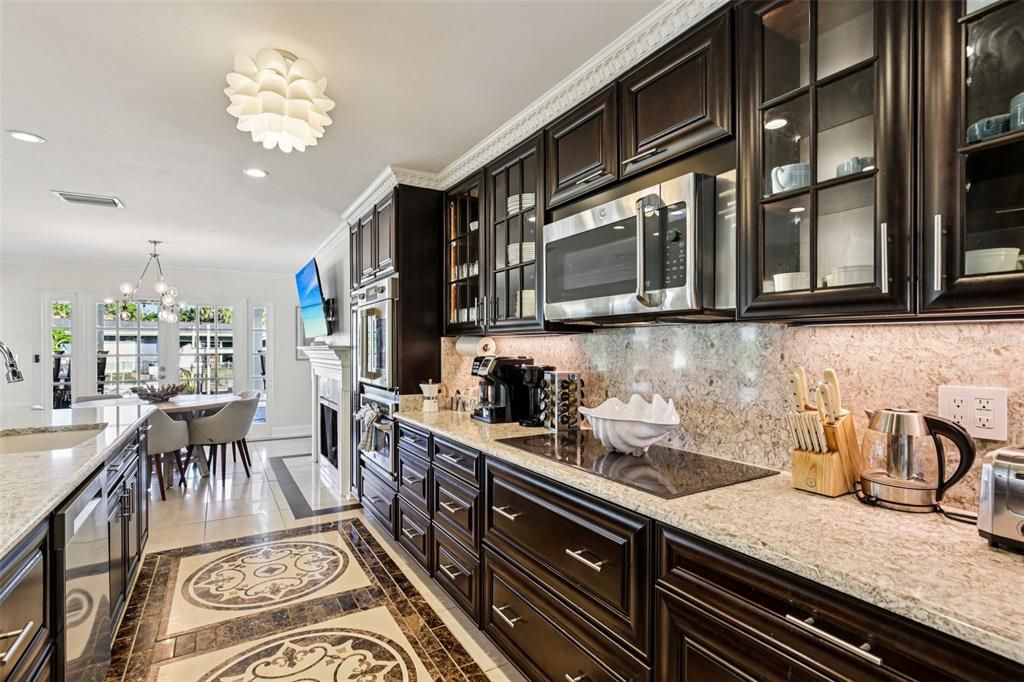 Activo con contrato: $1,350,000 (4 camas, 3 baños, 2378 Pies cuadrados)