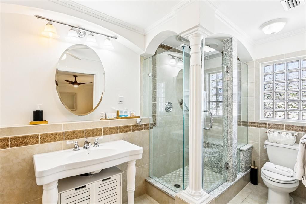 Activo con contrato: $1,350,000 (4 camas, 3 baños, 2378 Pies cuadrados)