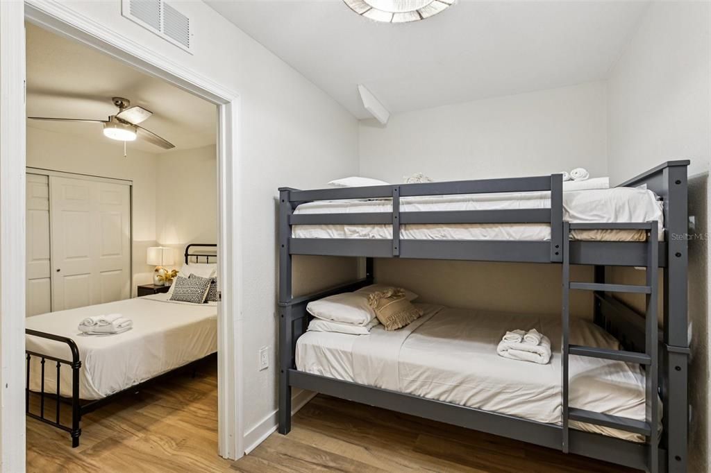 Activo con contrato: $1,350,000 (4 camas, 3 baños, 2378 Pies cuadrados)