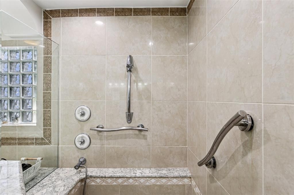 Activo con contrato: $1,350,000 (4 camas, 3 baños, 2378 Pies cuadrados)