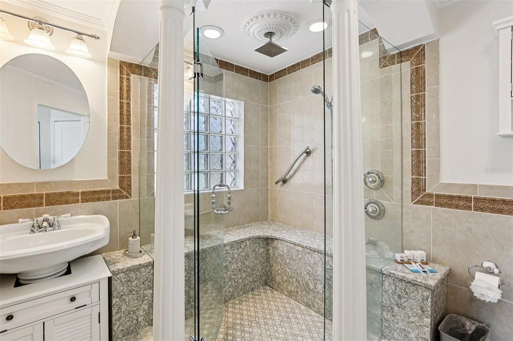 Activo con contrato: $1,350,000 (4 camas, 3 baños, 2378 Pies cuadrados)