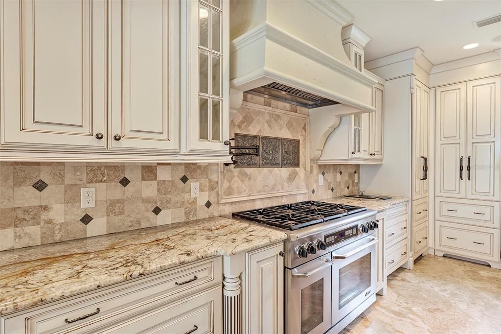 For Sale: $2,995,000 (5 beds, 4 baths, 3737 Square Feet)