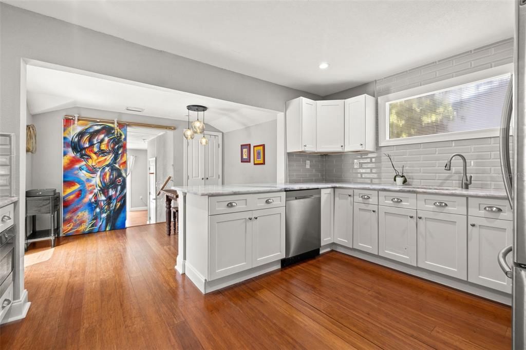 Под контрактом: $3,800 (3 спален, 2 ванн, 1278 Квадратных фут)